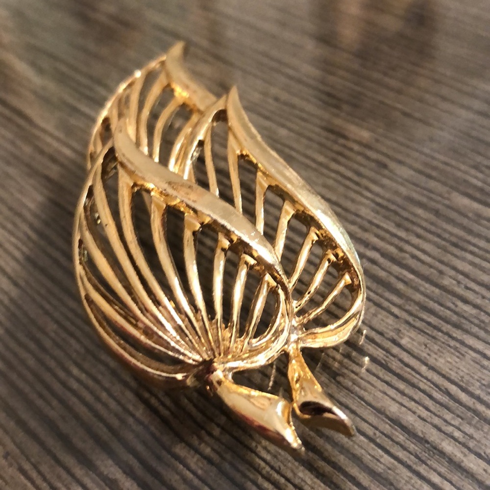 Vintage Goldtone Leaf Cluster Pin - Picture 5 of 14